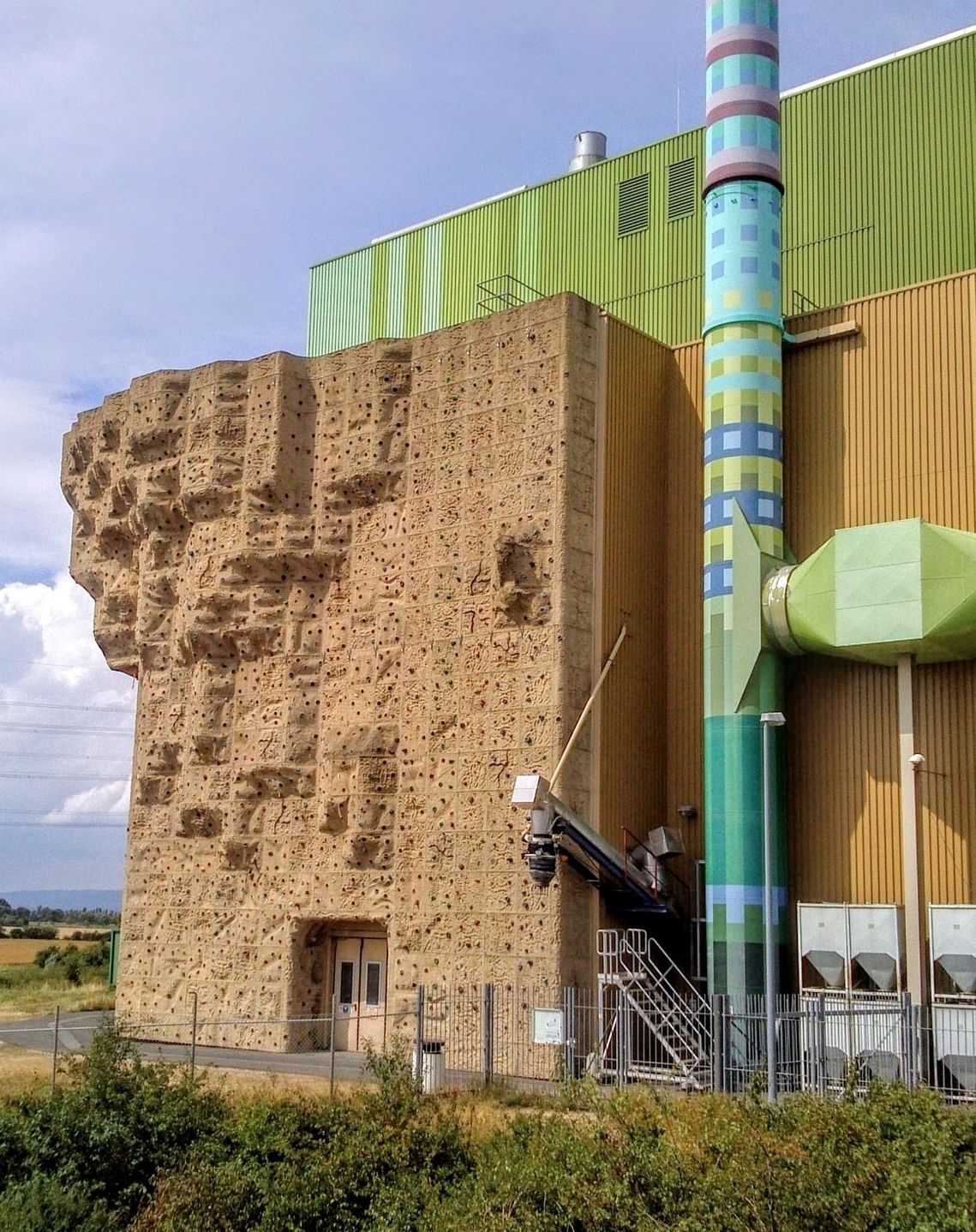 Kletterwand am Biomassekraftwerk Wicker – Foto 1